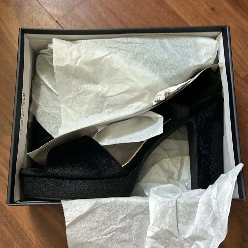 NIB |French Connection | Taryn platform sandals in black velvet | Size 11